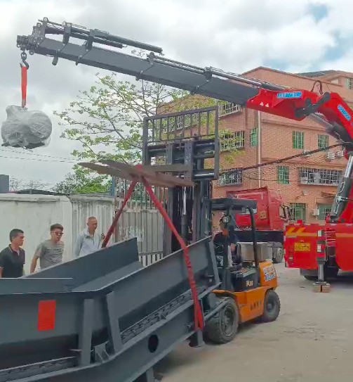 物流抵達(dá)客戶場地，卸貨啦～