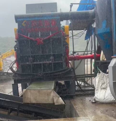 日本地區(qū)正處于陰雨?duì)顟B(tài)，即使這樣的天氣也沒能阻擋住破碎機(jī)營(yíng)業(yè)